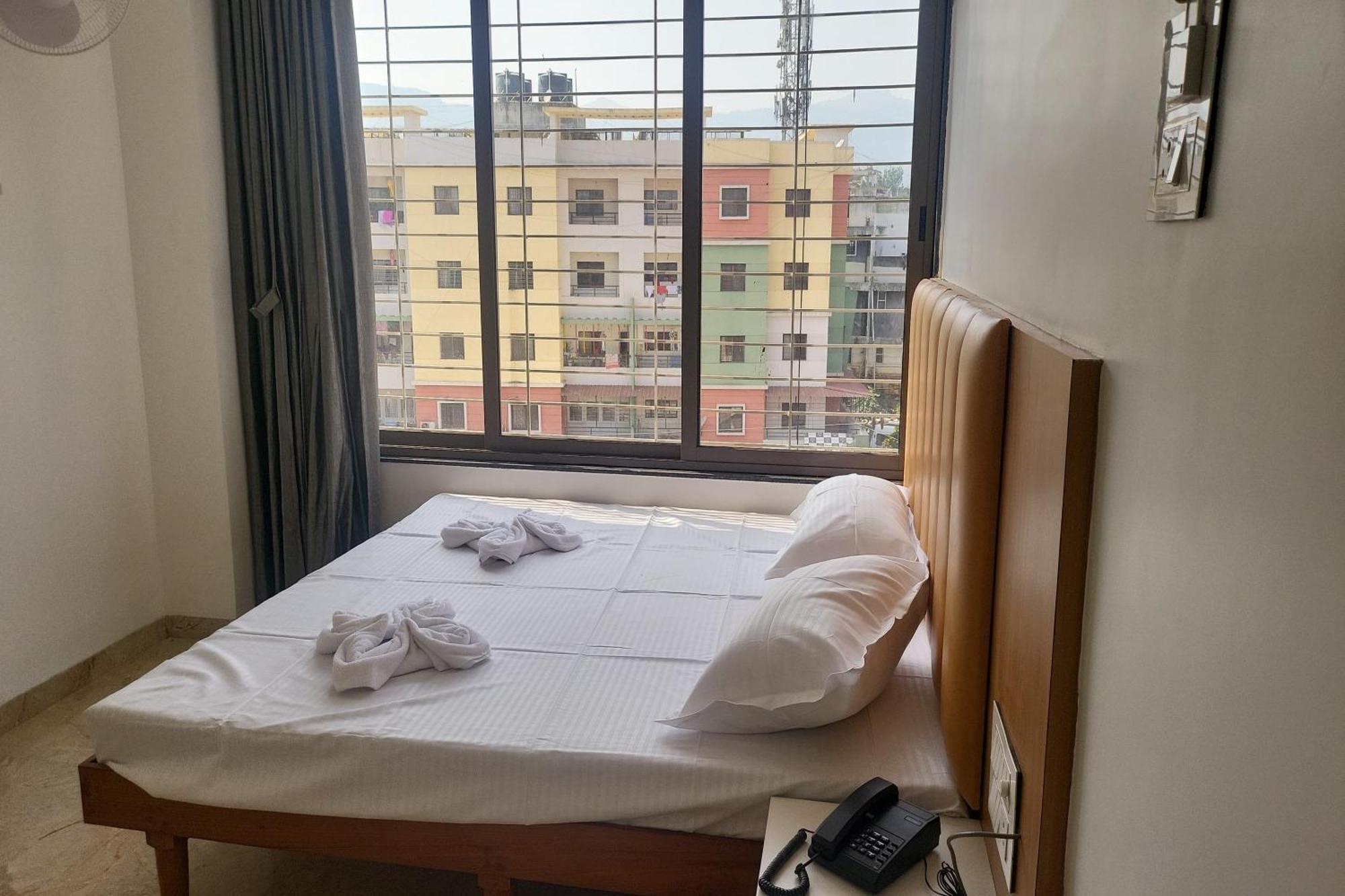 Hotel Ruchi Executive サーターラー エクステリア 写真